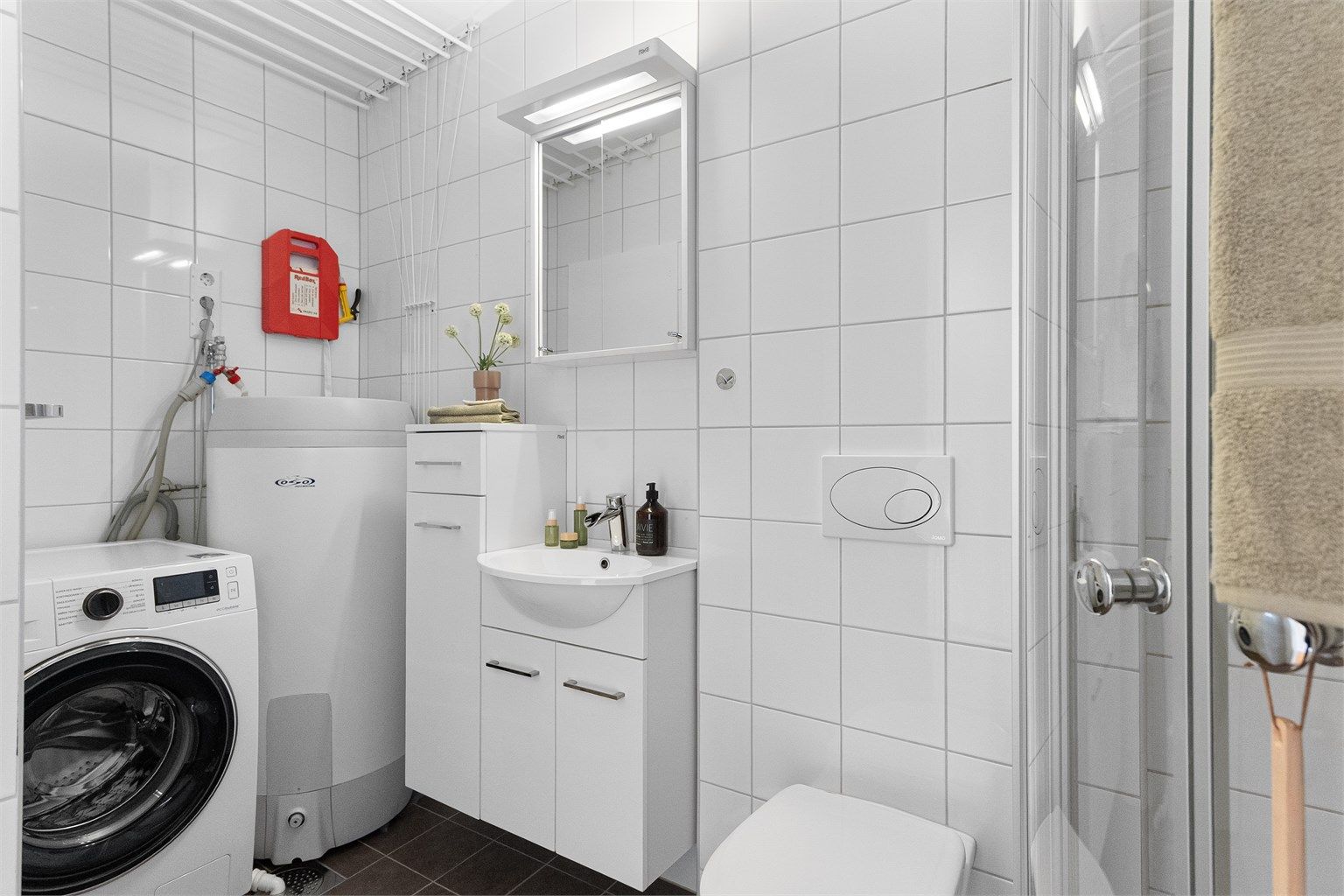 - Helfliset bad med tidløse farger. Opplegg til vaskemaskin samt gulv med gulvvarme -