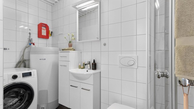 - Helfliset bad med tidløse farger. Opplegg til vaskemaskin samt gulv med gulvvarme -