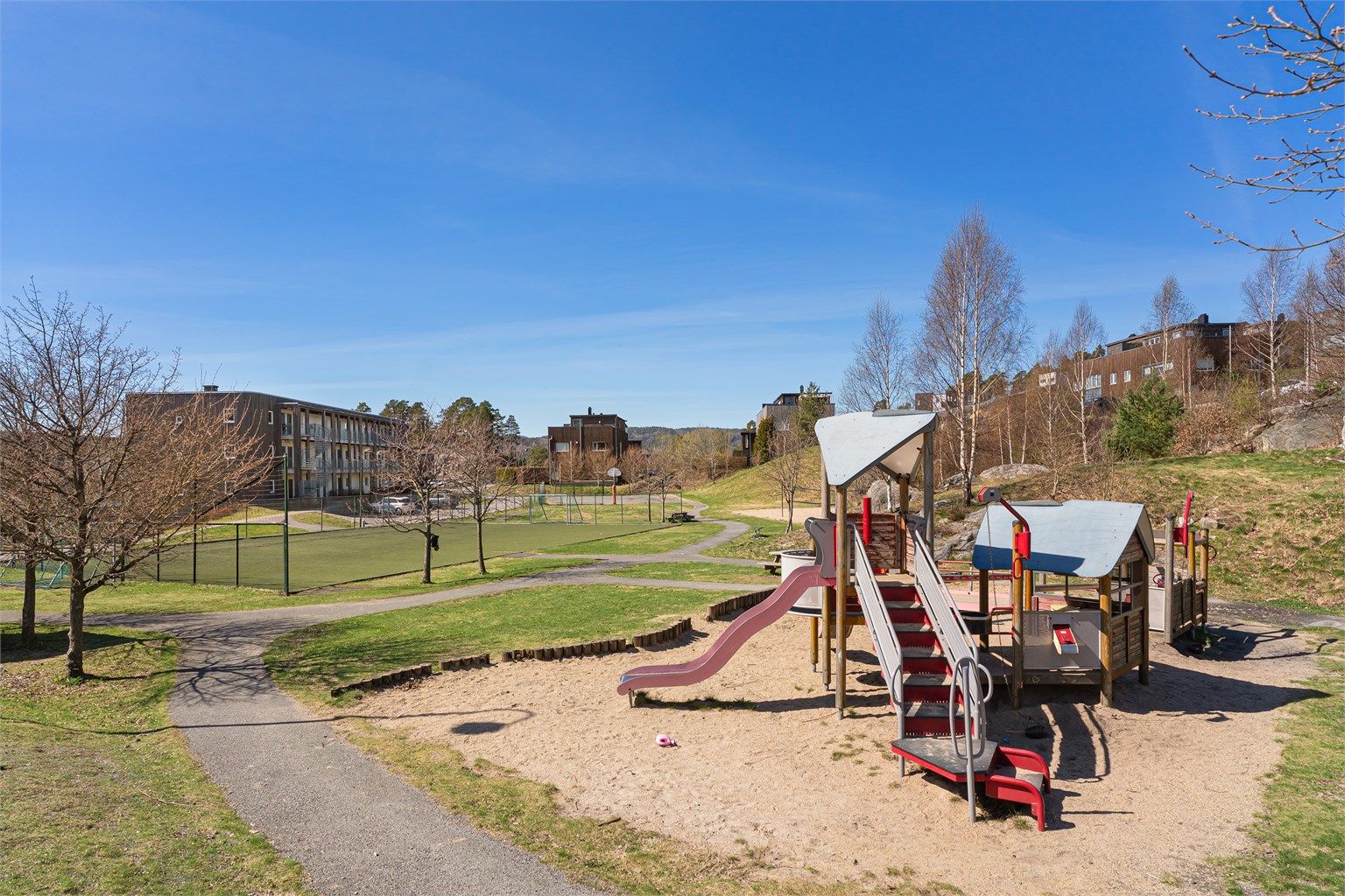 Dette er et bomiljø som passer de aller fleste med fine fasiliteter og en rolig beliggenhet. 