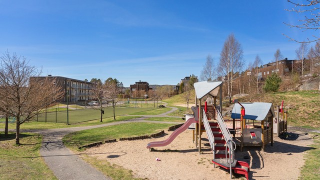 Dette er et bomiljø som passer de aller fleste med fine fasiliteter og en rolig beliggenhet.