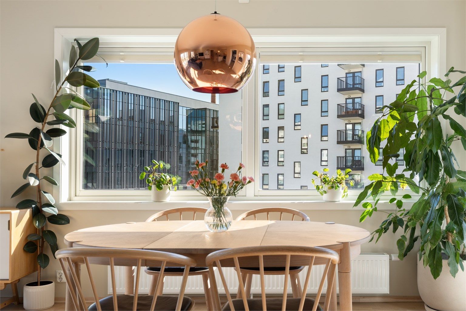 Nyt middagen og godt selskap ved spisebordet 