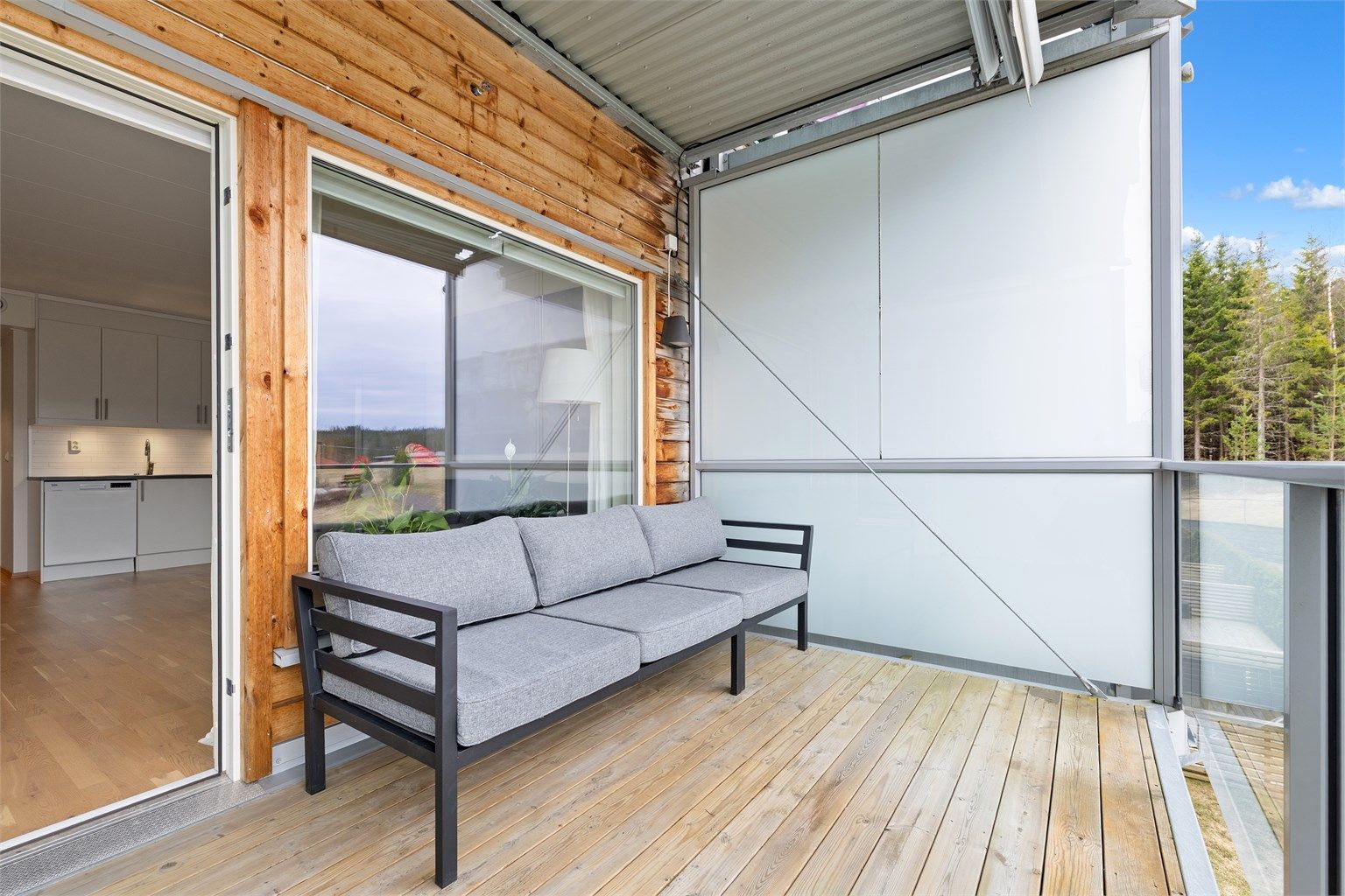 Balkongen har supre solforhold og terrassedekke av imrpregnert tre som er behagelig å gå på. Balkongen er overbygget, noe som er kjekt om det skulle komme en liten regnskur