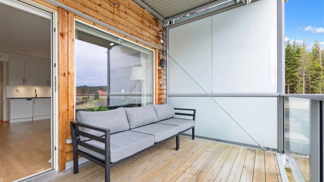 Balkongen har supre solforhold og terrassedekke av imrpregnert tre som er behagelig å gå på. Balkongen er overbygget, noe som er kjekt om det skulle komme en liten regnskur