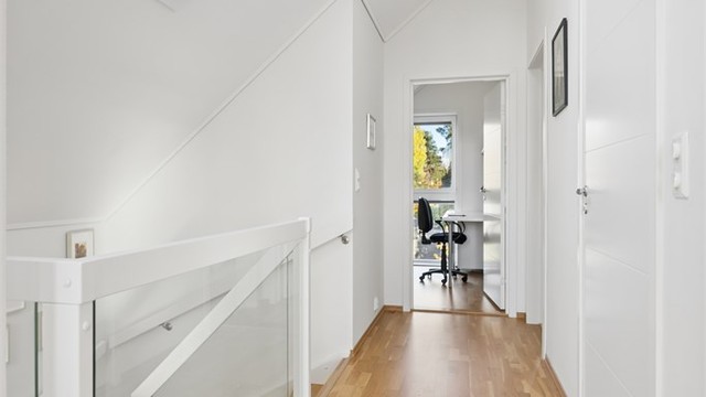Gang i 3. etasje med rikelig dagslys fra takvinduet, som gir en luftig romfølelse og bidrar til en gjennomgående god trivsel i boligen.