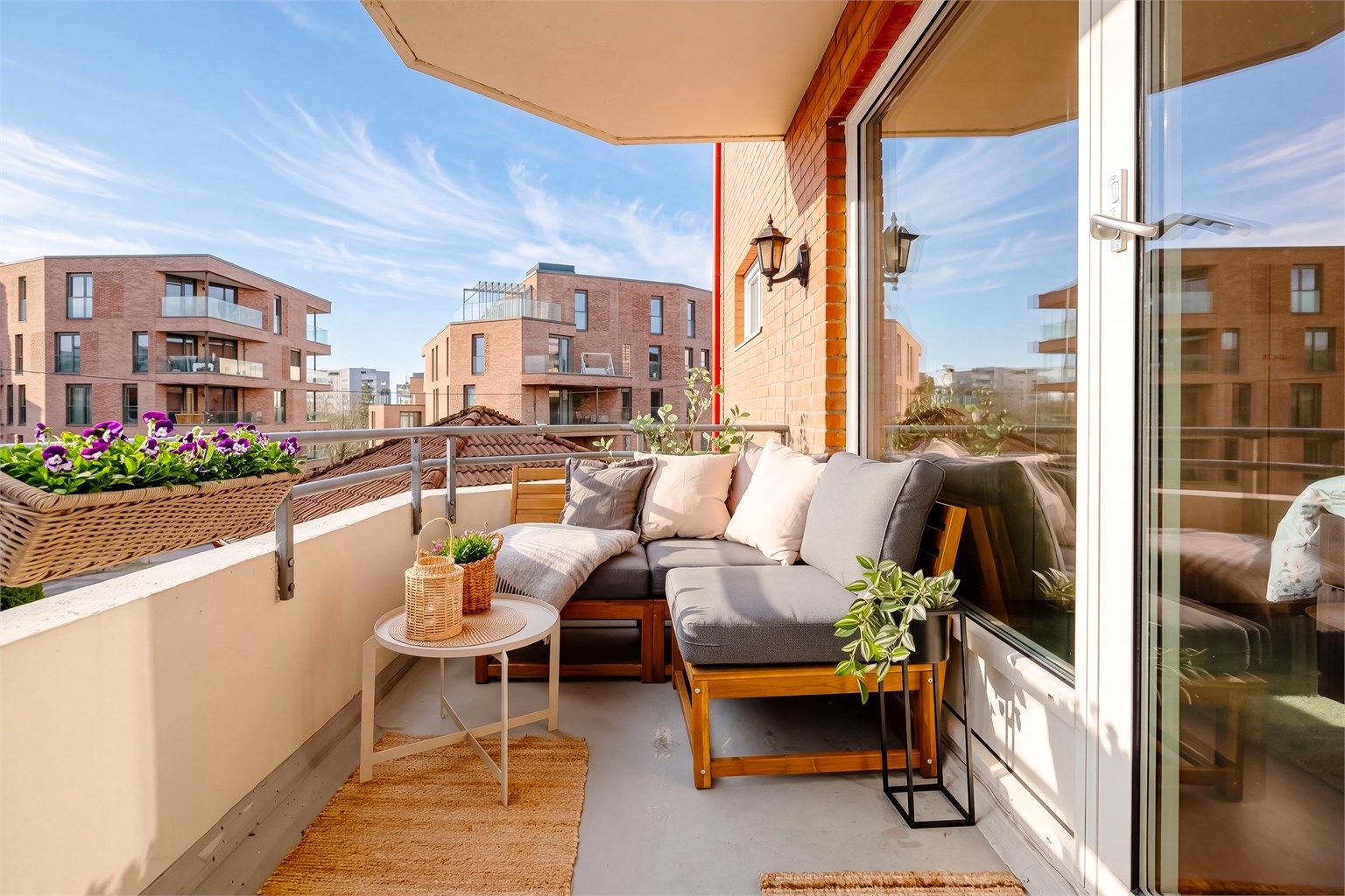 Fra hovedsoverommet er det utgang til en herlig balkong med god plass til ønsket utemøblement.