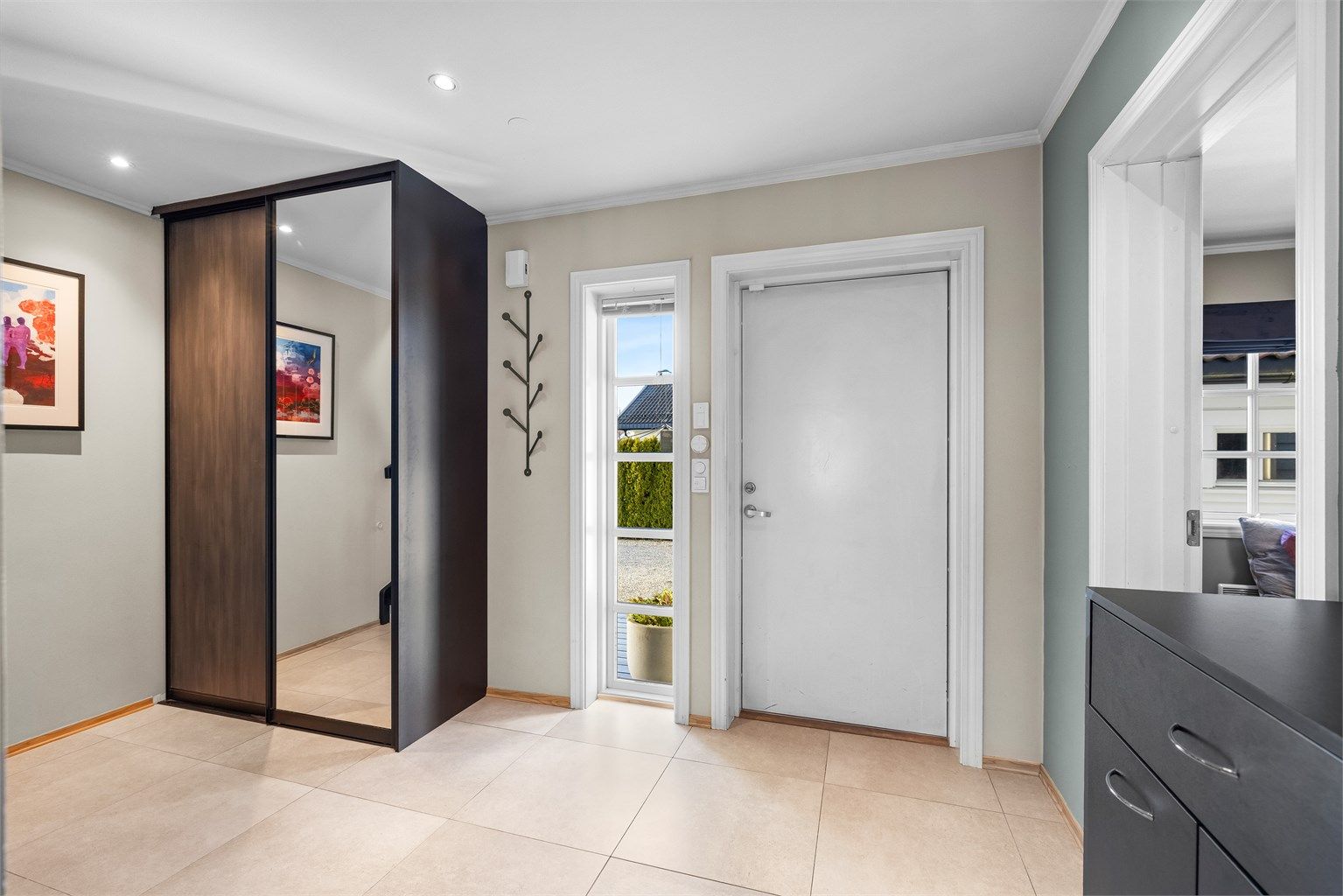 Entréen har flislagt gulv med varmekabler og god plass til garderobeløsning.