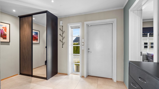 Entréen har flislagt gulv med varmekabler og god plass til garderobeløsning.