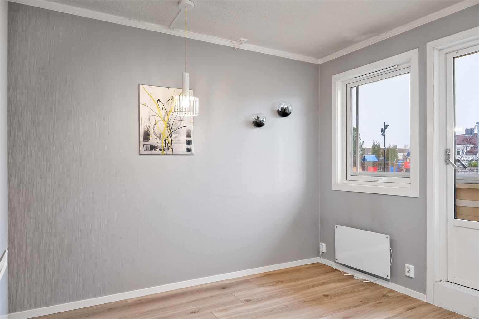 Kjøkkenet er svært romslig, som gir rom til at flere kan benytte kjøkkenet samtidig og plass til et større spisebord