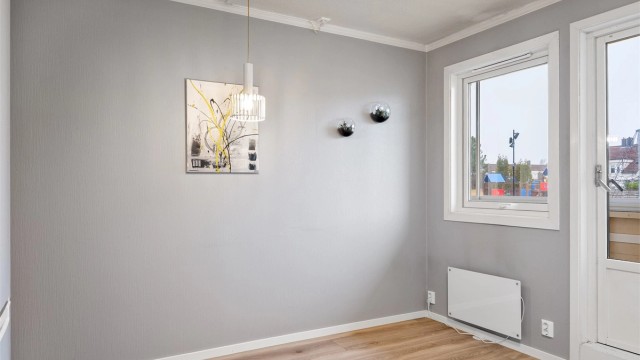 Kjøkkenet er svært romslig, som gir rom til at flere kan benytte kjøkkenet samtidig og plass til et større spisebord