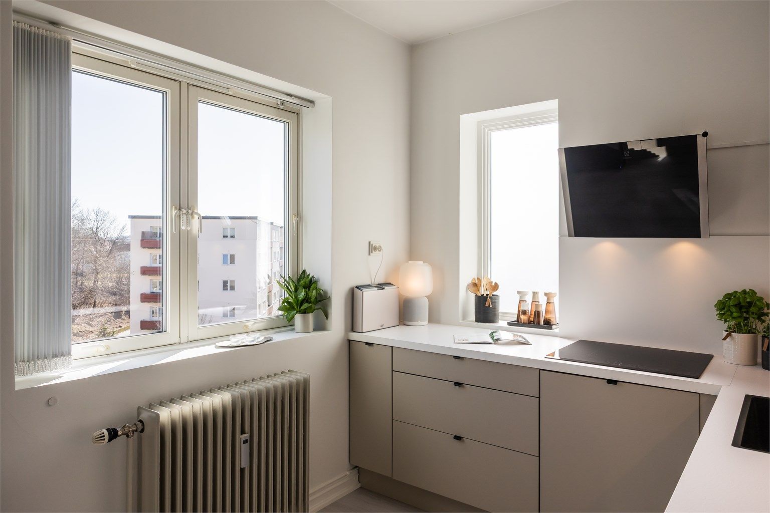 Ventilasjonen i leiligheten er basert på naturlig ventilasjon med tilluftsventiler i vinduer og ved radiatorer.