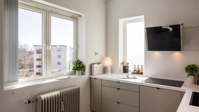 Ventilasjonen i leiligheten er basert på naturlig ventilasjon med tilluftsventiler i vinduer og ved radiatorer.