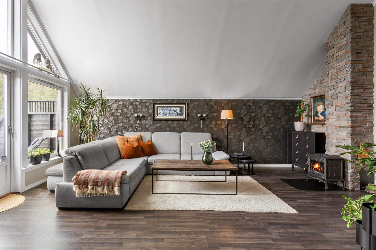 Fra stuen er det direkte utgang til en veranda på 21 m².