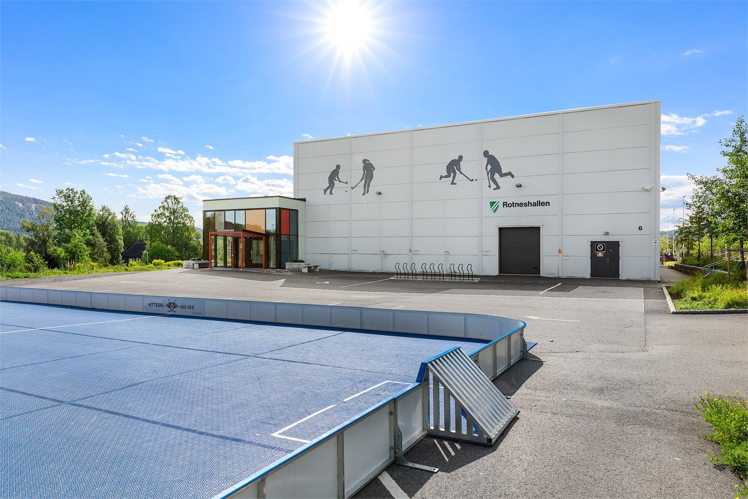 Rotneshallen ligger i nærområdet og er en fin arena for innebandy i alle aldre mm