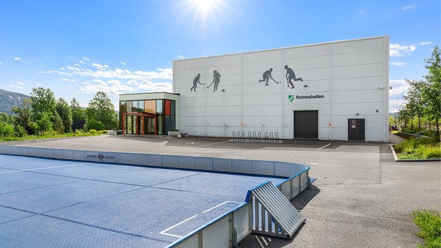 Rotneshallen ligger i nærområdet og er en fin arena for innebandy i alle aldre mm