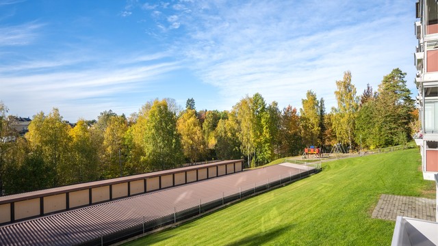 Utsyn over borettslagets grøntarealer og lekeplass.