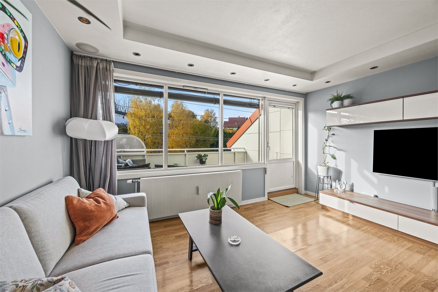 Store vindusflater gir et lyst oppholdsrom med fritt utsyn over nabolaget.
