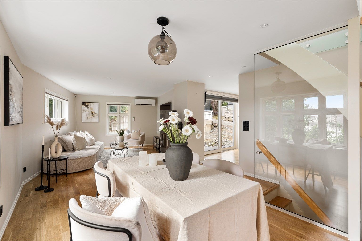 Boligen består av tre plan. Hovedplanet i andre etasje består av stue, kjøkken, soverom og gjestetoalett. 