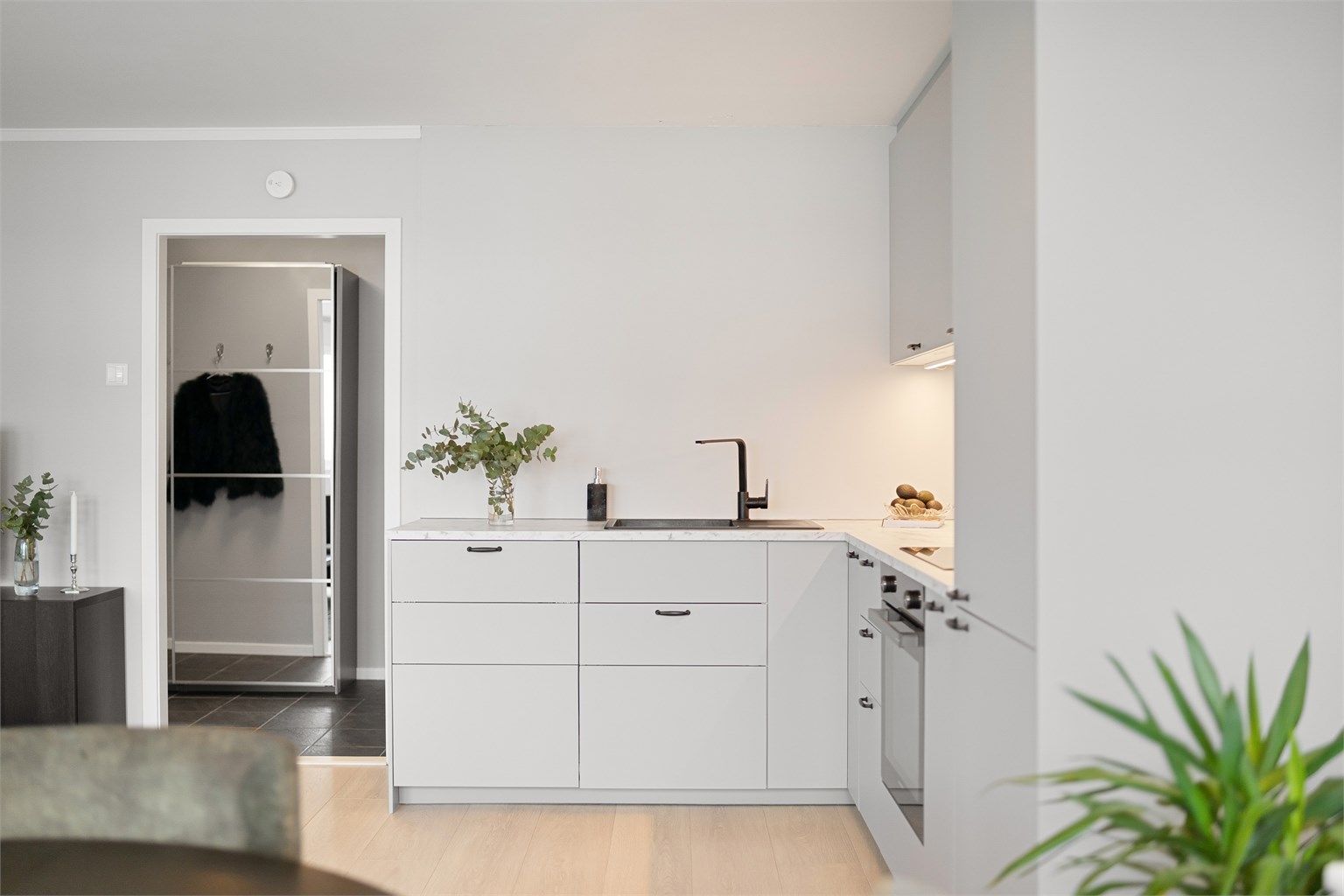 Den praktiske L-formen gir gode arbeidsflater og en naturlig overgang mot spiseplassen.