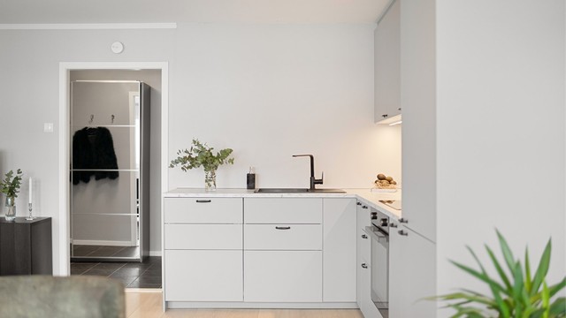 Den praktiske L-formen gir gode arbeidsflater og en naturlig overgang mot spiseplassen.