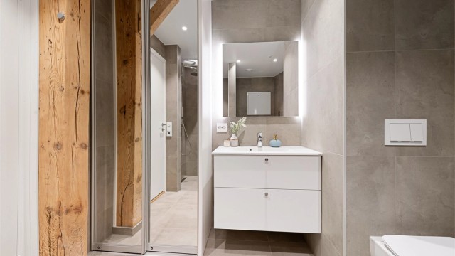 Hovedbadet på loftet er romslig og har en moderne standard.