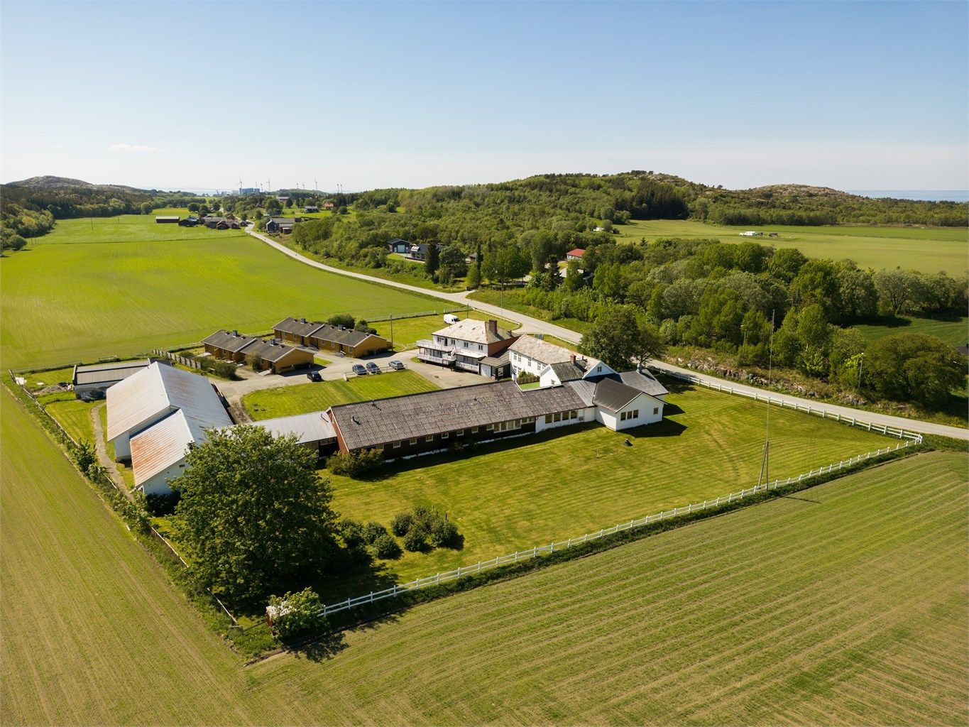 Eiendommen ligger ca. midt i bygda, 2,5 kilometer fra nærbutikken.