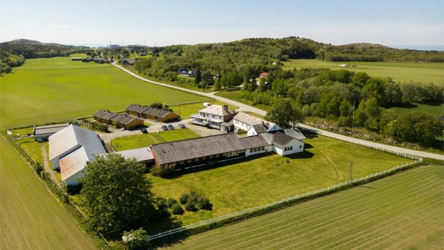 Eiendommen ligger ca. midt i bygda, 2,5 kilometer fra nærbutikken.