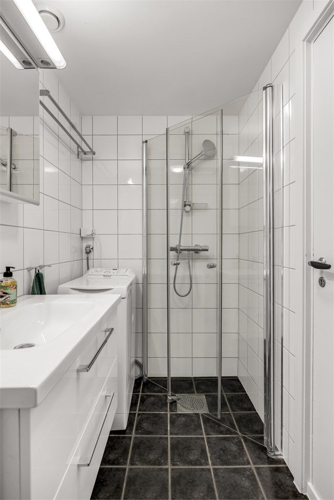 Badet er innredet med egen dusjsone med glassdører. Det er opplegg for vaskemaskin på badet.