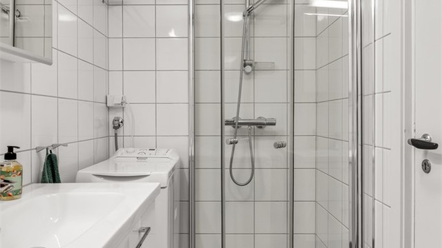 Badet er innredet med egen dusjsone med glassdører. Det er opplegg for vaskemaskin på badet.