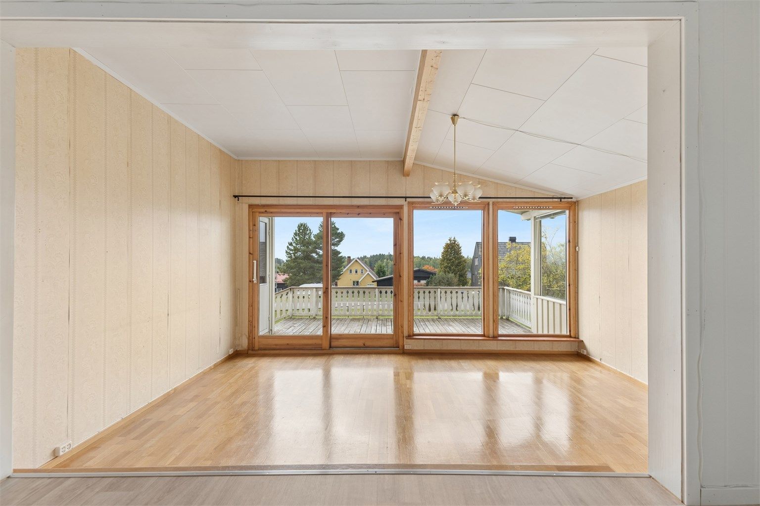 Stue med gode lysforhold, god takhøyde og utgang til terrasse. 