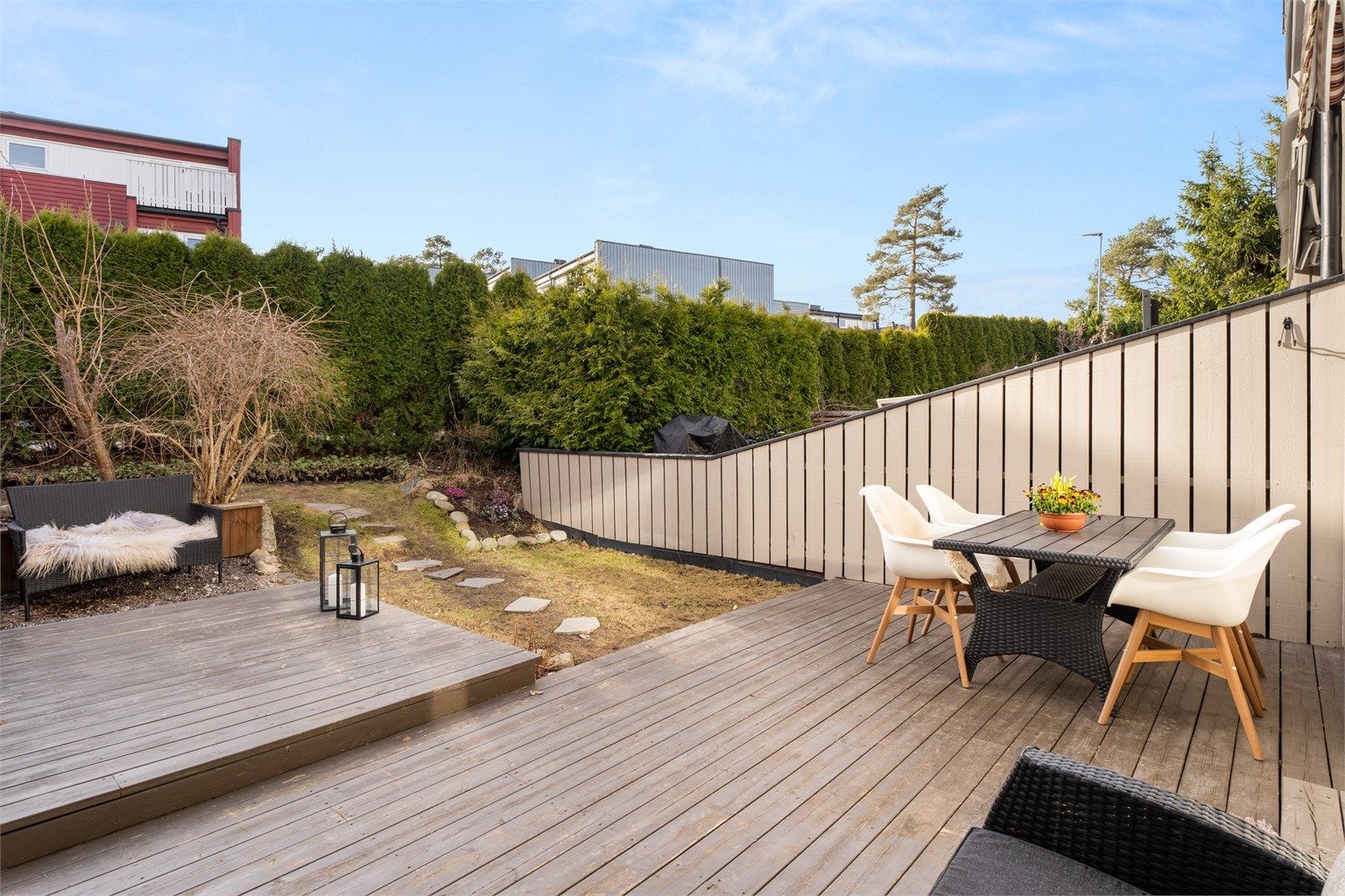 Rekkehus over tre plan med god planløsning og svært god intern beliggenhet på tunet med lite innsyn. Foto: Oh Shots