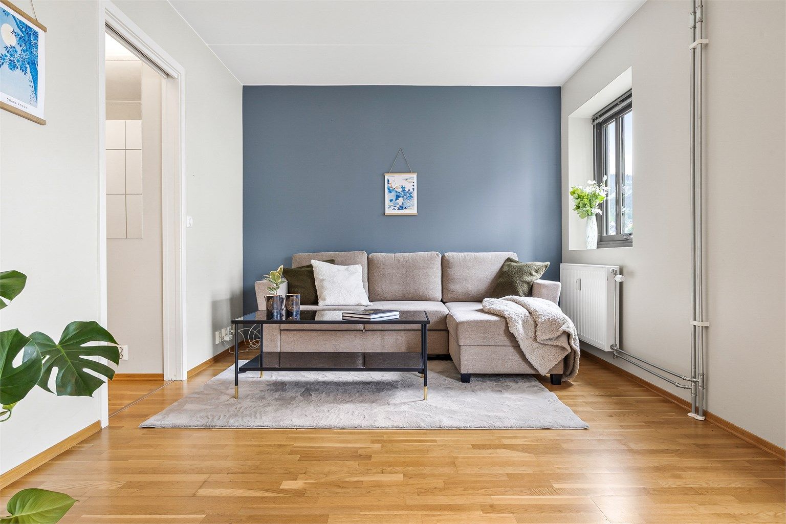 Stue med plass til sofaområde og spiseplass. 