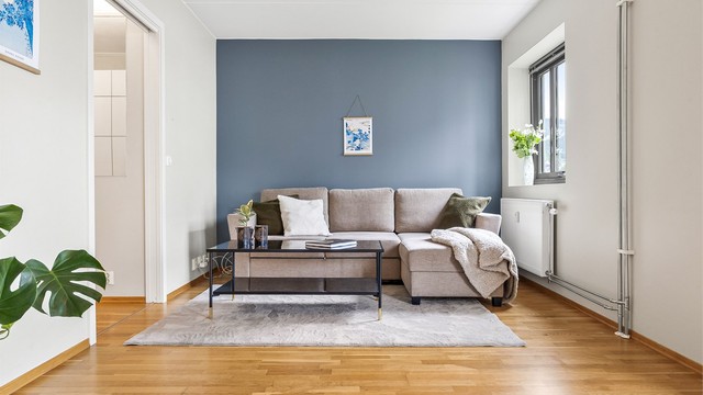 Stue med plass til sofaområde og spiseplass.