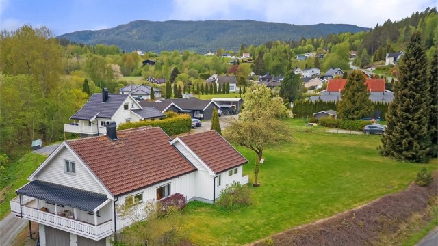 Bingsveien 39 - Enebolig med store garasje i kjeller (ca 3 meter høyde på to av tre plasser) og uthus/sidebygning. I tillegg følger Hellerudveien 19 - boligtomt på ca 2,7 mål som grenser til eiendommen. Foto: Emotional Landscape Production Ole Thoresen