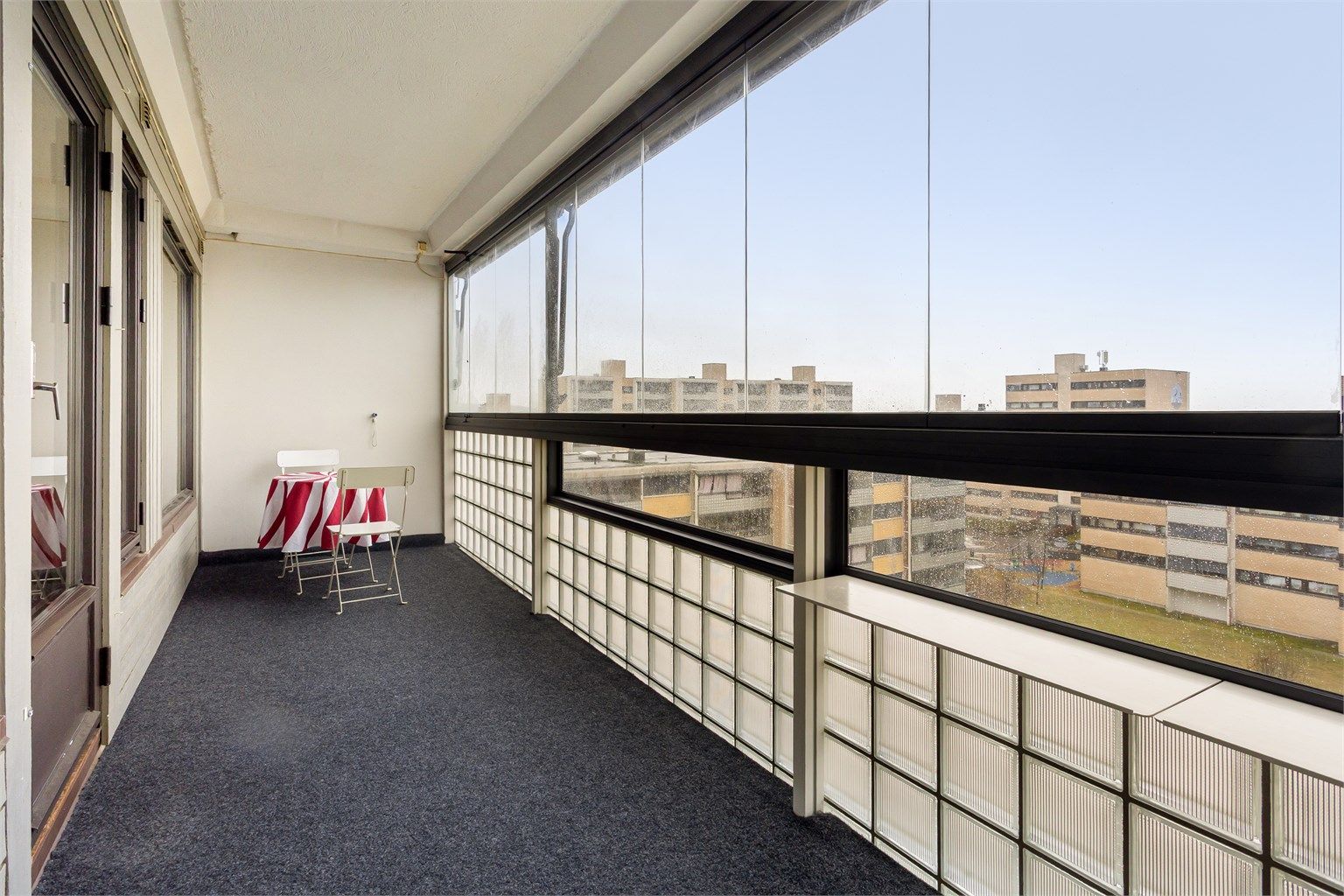 Den sydvendte, innglassede balkongen på ca. 11 m² fungerer som et ekstra oppholdsrom store deler av året.