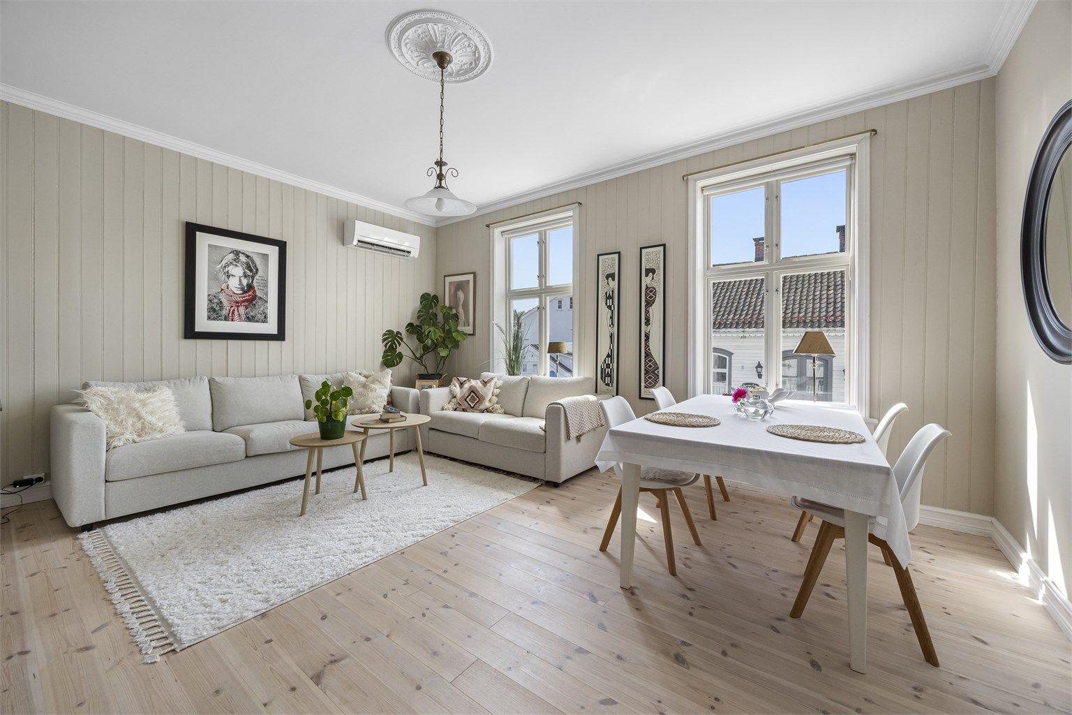 Stuen i leiligheten har plass til både sofagruppe og spisebord.