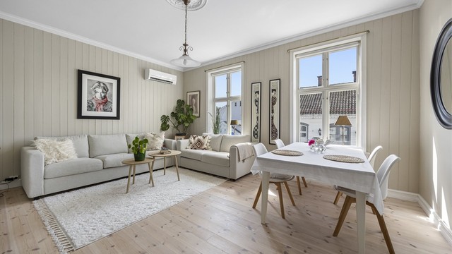 Stuen i leiligheten har plass til både sofagruppe og spisebord.