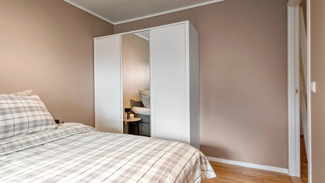 En stor skyvedørsgarderobe med tre fronter gir rikelig med oppbevaringsplass.