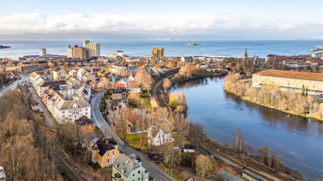 Den sentrale beliggenheten gir også korte gang- og sykkelavstander til flere av byens studiesteder, inkludert NTNU Kalvskinnet, NTNU Øya, NTNU Gløshaugen og BI.