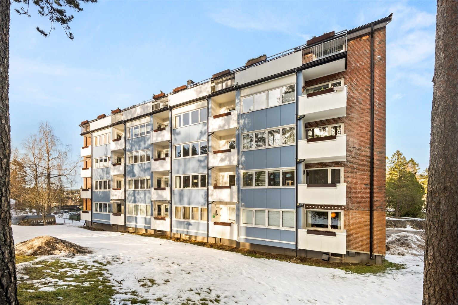 Fasaden sett fra balkongsiden.
Leiligheten disponerer to boder i felles kjeller for ekstra lagring.