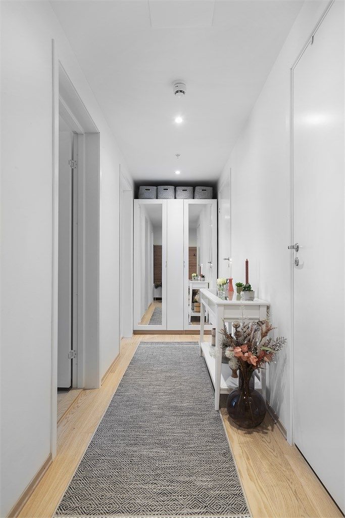 I entréen er det garderobeskap, samt plass til kommode og sittebenk