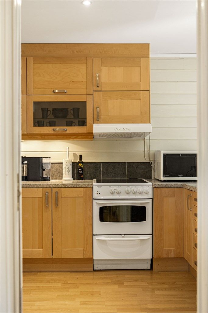 Kjøkkenet er utstyrt med komfyr, kjøleskap, oppvaskmaskin og avtrekksvifte. Hvitevarer medfølger handelen.