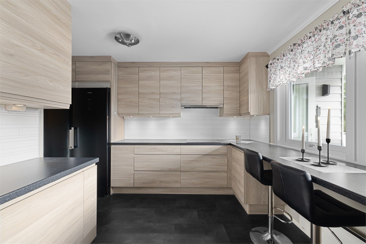 Kjøkkenet ble helhetlig oppgradert i 2017 med nye overflater på gulv og vegger samt ny innredning fra Strai.