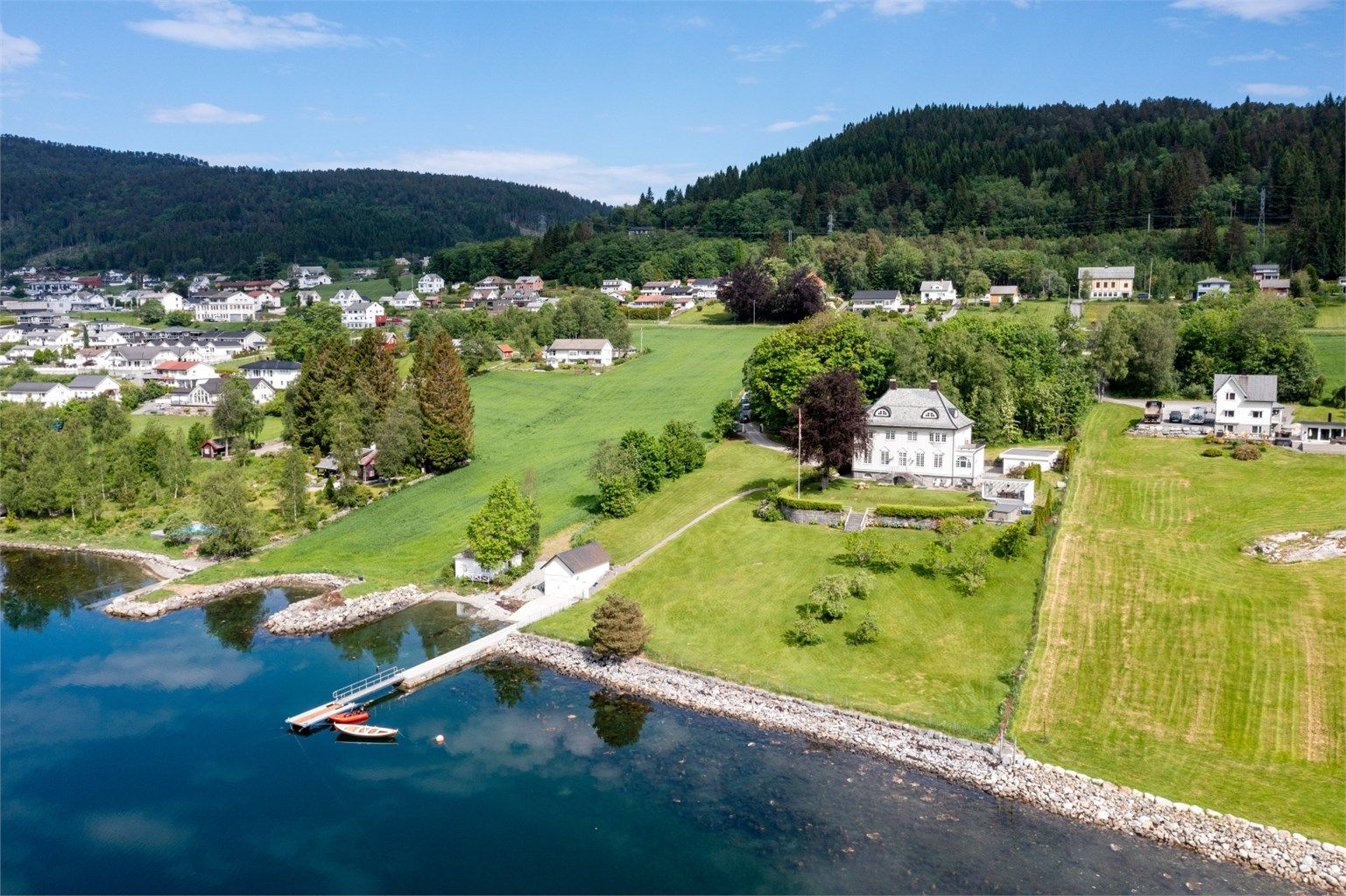 Dronebilde av eiendommen sett fra sjøsiden