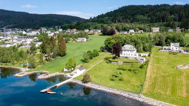 Dronebilde av eiendommen sett fra sjøsiden