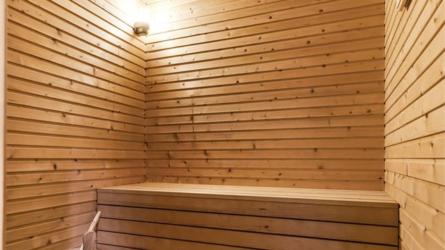 Badstue i kjeller tilhørende hoveddel.