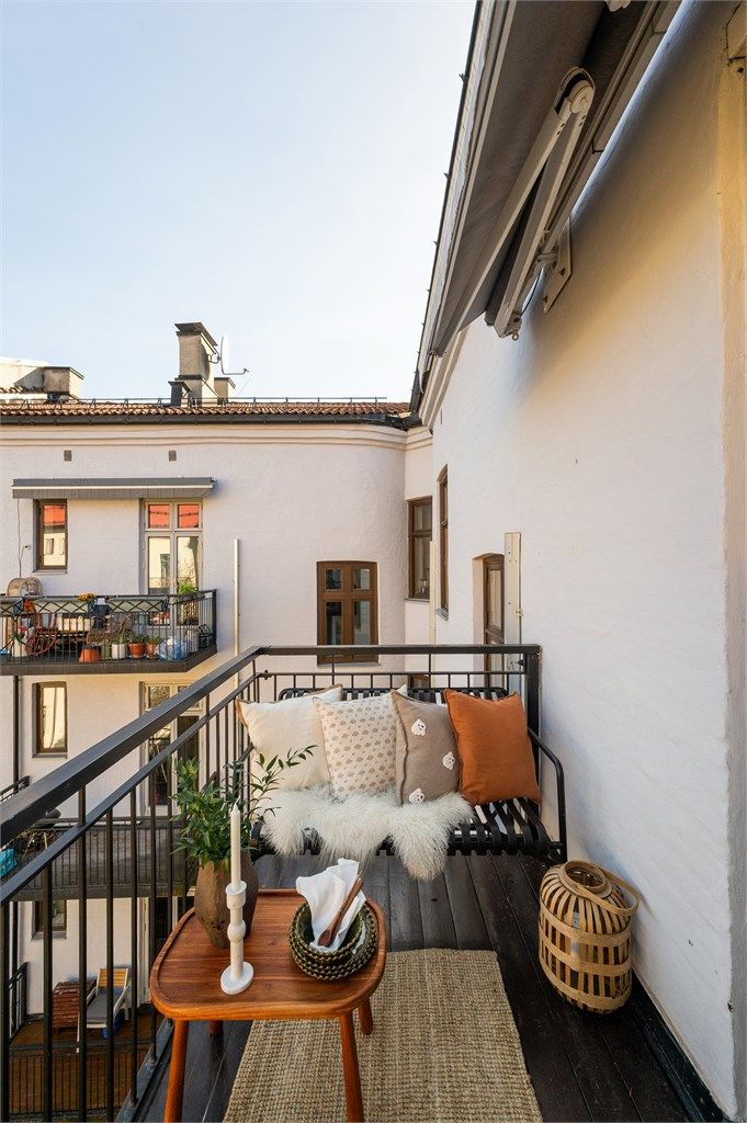 Den nordvendte balkongen på ca. 4 m² er et hyggelig uterom med plass til en liten sittegruppe.