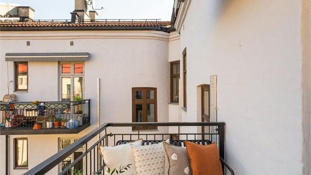 Den nordvendte balkongen på ca. 4 m² er et hyggelig uterom med plass til en liten sittegruppe.