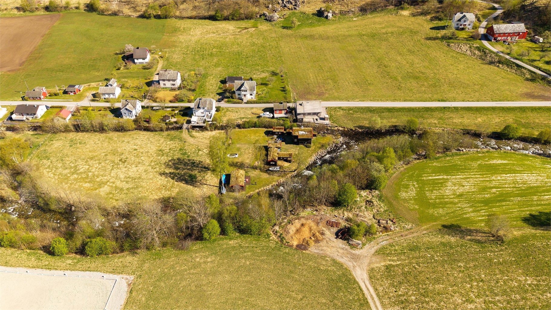 Eiendommen ligger i et område med spredt bebyggelse og landlig karakter.