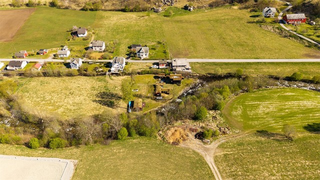 Eiendommen ligger i et område med spredt bebyggelse og landlig karakter.