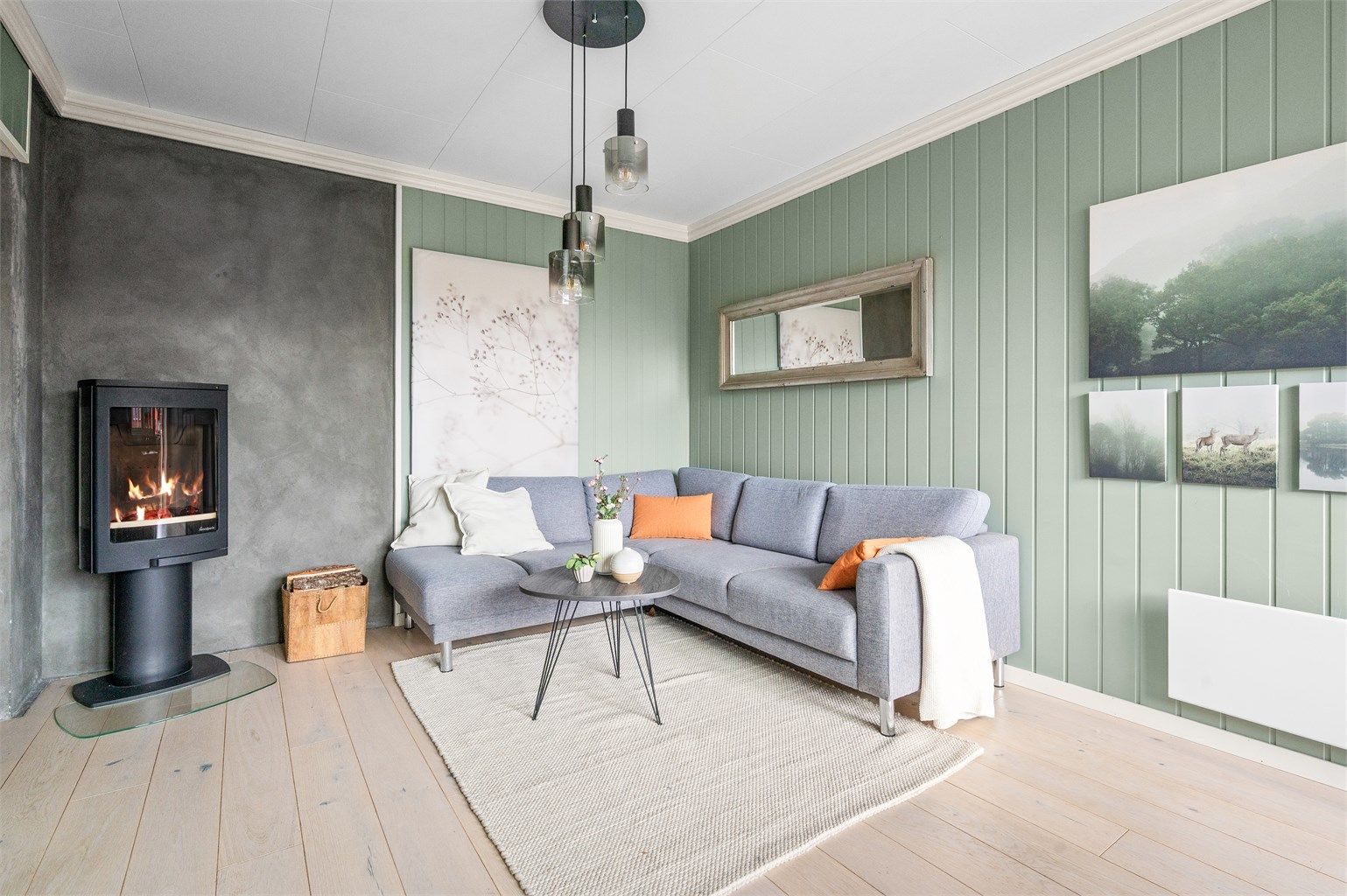 Stuen er lekker og innbydende med plass til sofa, salongbord og TV-seksjon.